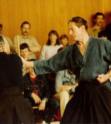  - 1980 - Fameuse démonstration dans la salle de gym de l'école Liotard. Ici Me Drager démontre le tanjojtsu avec Me Kaminoda. Cette démonstration + cours pendant une semaine au SDK a donné naissance à l'intérêt des Genevois pour les arts martiaux traditionnels. Un événement très important.