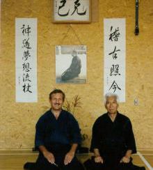  - 1998 - Au dojo Cayla, lors de la visite de Me Nishioka. C'est à cette occasion que Me Noshioka a remis à Pascal Krieger le Menkyo Kaiden du Shinto Muso Ryu Jo.